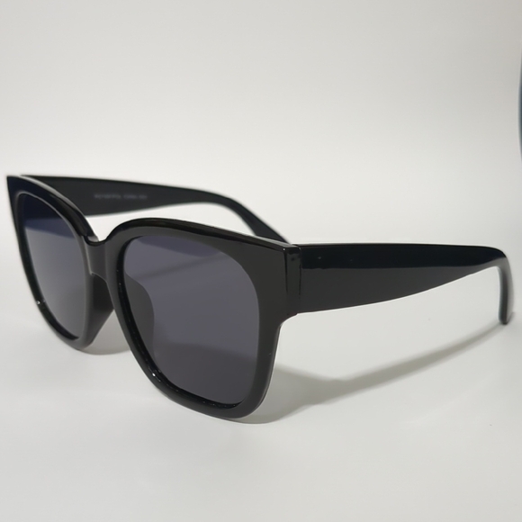 Classic Black Sunglasses - Picture 2 of 5